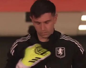 Insultos y clima hostil para el Dibu Martínez en Francia durante la previa del Lille-Aston Villa