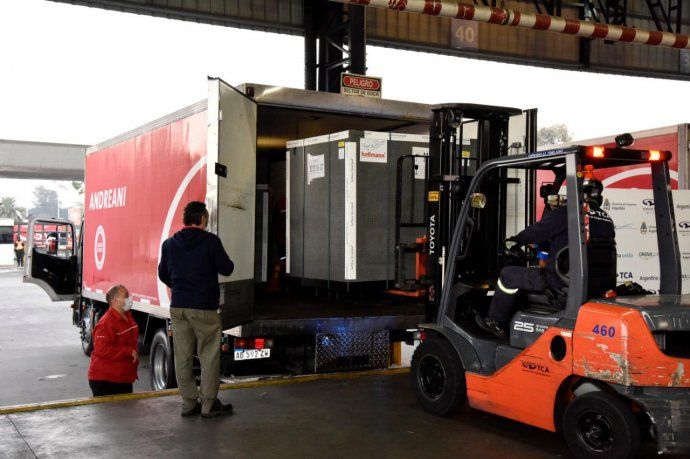 Llegaron 864 mil dosis de la vacuna contra el coronavirus AstraZeneca del Fondo COVAX