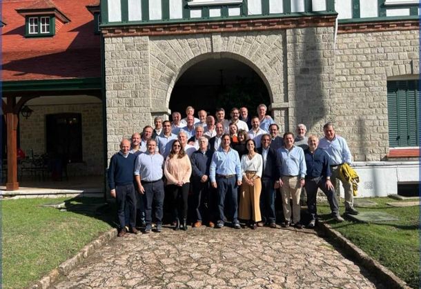 Ministros y subsecretarios de Uruguay se reunieron con el presidente en la residencia de Anchorena.