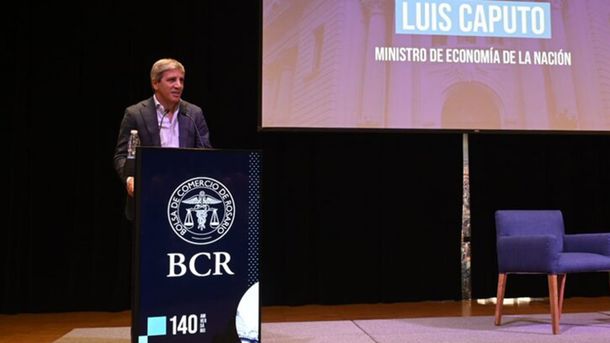 Luis Caputo pidió a empresarios que saquen sus dólares del colchón porque no va a haber crisis