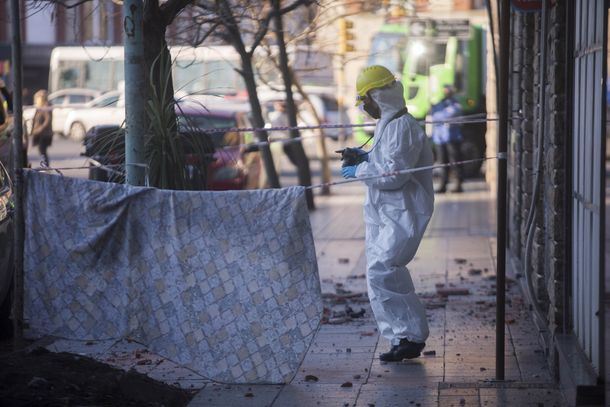 Caminaba con su hija y le cayó un trozo de balcón en la cabeza: murió en el acto