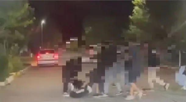 Un grupo de varias personas atacó salvajemente a un joven. Un grupo de varias personas atacó salvajemente a un joven.