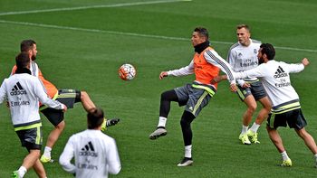 tapalo con diario: mira el lujo que dejo en el piso a cristiano ronaldo tapalo con diario: mira el lujo que dejo en el piso a cristiano ronaldo