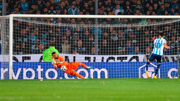 Boca, con Romero como figura, venció por penales a Racing y avanzó a las semifinales