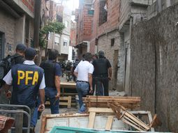 ¿crimen narco? hallan cuatro cuerpos dentro de un mercedes en la villa 1-11-14 ¿crimen narco? hallan cuatro cuerpos dentro de un mercedes en la villa 1-11-14