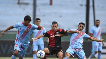 Maxi Rodríguez peleando por la pelota contra dos rivales Maxi Rodríguez peleando por la pelota contra dos rivales
