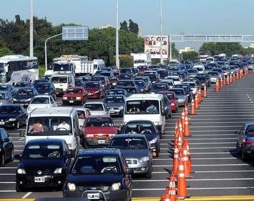 Más de 2.600 autos circulan por hora hacia la Costa por el recambio turístico