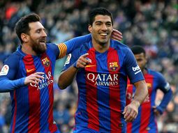 Messi y Suárez celebrando el gol del uruguayo Messi y Suárez celebrando el gol del uruguayo