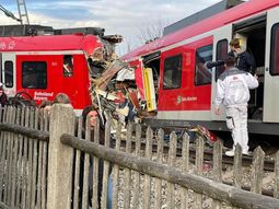Al menos un muerto y 14 heridos por un choque de trenes en Alemania
