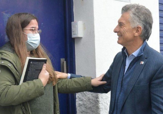 Macri se pasea por Córdoba regalando libros pero sin barbijo ni distaciamiento