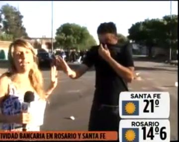 Policías increpan a una movilera de televisión en vivo