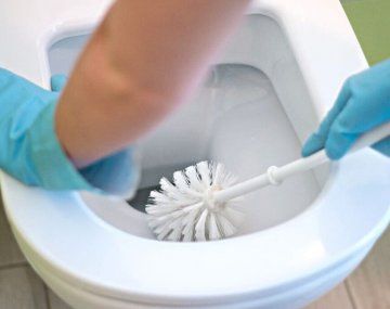 Tres trucos caseros ideales para limpiar las manchas marrones del inodoro