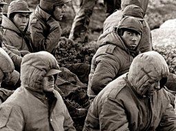 Los conscriptos torturados en Malvinas por los propios militares argentinos.