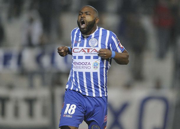 Godoy Cruz le ganó a Quilmes sobre el final y se afianza en la cima