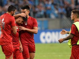 Gaibor y Jonás Gutiérrez consuelan al delantero