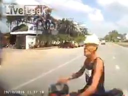 Choque entre una moto y un vehículo en Tailandia Choque entre una moto y un vehículo en Tailandia