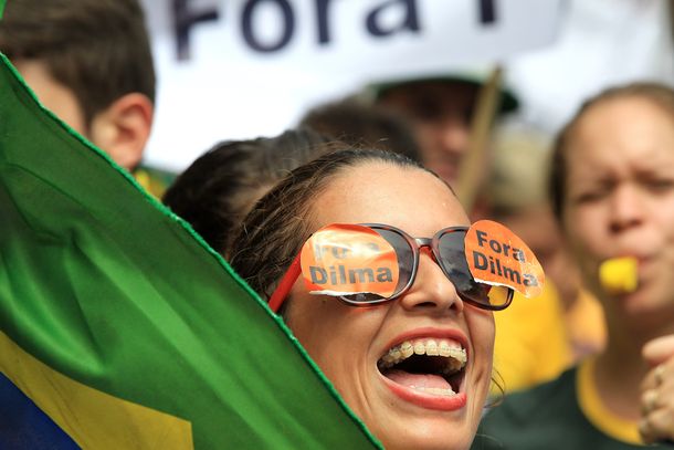 Miles de brasileños protestaron contra Rousseff en Río de Janeiro
