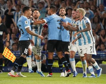 Chau invicto: Argentina perdió 2-0 ante Uruguay en La Bombonera