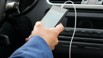 Nueva forma de multar a quienes usan el celular al conducir: dónde y cómo es