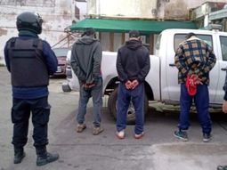 La Plata: se emborracharon en una plaza y obligaron a un amigo a hacerles sexo oral