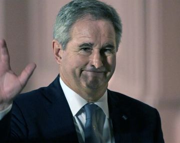 Aterrizó un tercer vuelo oficial de EEUU en el país: la explicación del Gobierno