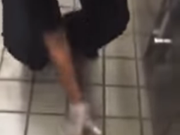 Tiró un pan al piso y armó la hamburguesa como si nada: mirá el video