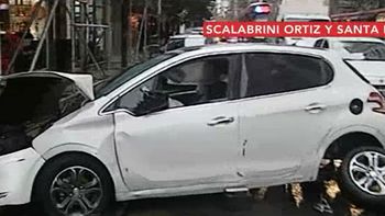 cruzo una calle en contramano en pleno palermo y choco a cuatro autos estacionados cruzo una calle en contramano en pleno palermo y choco a cuatro autos estacionados