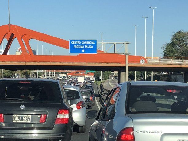 Colapso de tránsito en el inicio del fin de semana largo