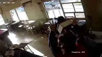 El momento en el que delincuente comenzó a golpear al comerciante. El momento en el que delincuente comenzó a golpear al comerciante.