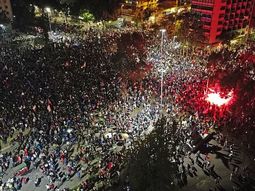 Festejos en la Plaza Baquedano por el triunfo de Apruebo