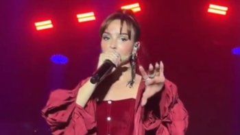 Brenda Asnicar frenó su show porque una fan estaba descompuesta y fue ovacionada en Italia. Brenda Asnicar frenó su show porque una fan estaba descompuesta y fue ovacionada en Italia.