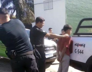 Un atrapó a un ladrón infraganti, lo desnudó y lo azotó con un látigo.