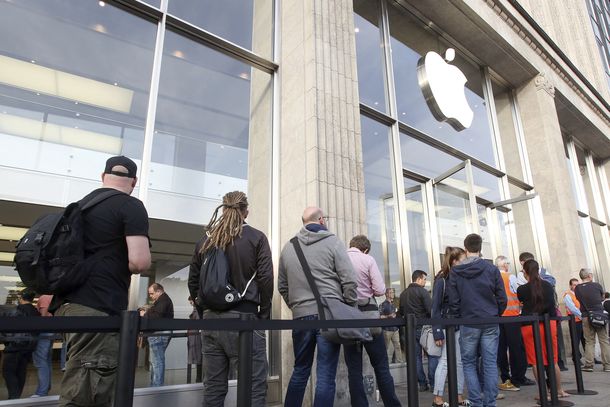 Largas colas y frustración en el primer día de ventas del iPhone 7
