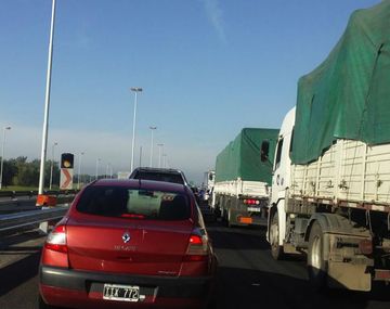 Vecinos realizan cortes intermitentes en la Autopista Ezeiza y Cañuelas