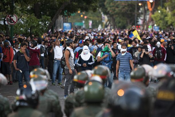 Continúan las marchas opositoras en Venezuela, mientras que el gobierno asegura que resistirá