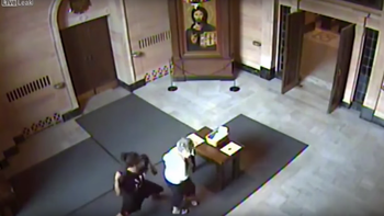 salvajes: le roban la cartera a una abuela en una iglesia y le dieron una trompada salvajes: le roban la cartera a una abuela en una iglesia y le dieron una trompada