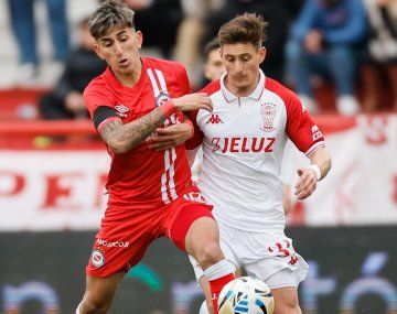 Argentinos Juniors terminó con 9 y Huracán se lo ganó sobre la hora