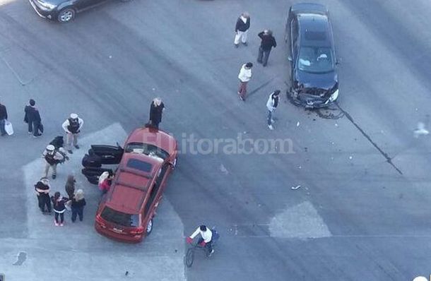 VIDEO: Fue a prestar auxilio tras un choque y terminó recibiendo una brutal golpiza