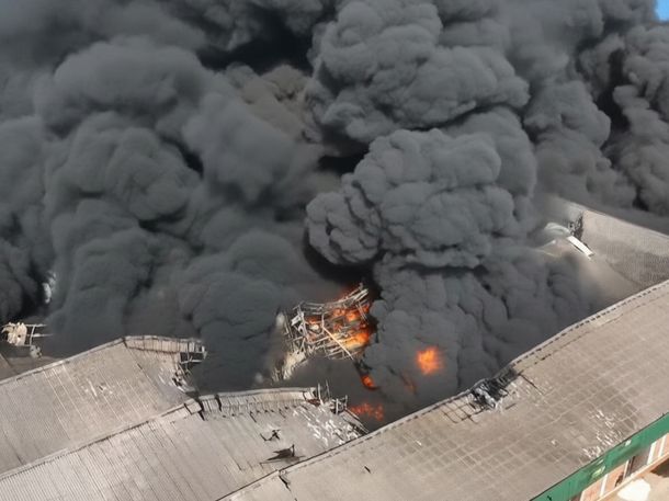 Defensa Civil repartió barbijos a vecinos de Francisco Álvarez por el incendio de un depósito de pinturas