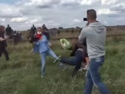 hungria: despiden a una periodista que le metio la pata a un refugiado y lo hizo caer hungria: despiden a una periodista que le metio la pata a un refugiado y lo hizo caer