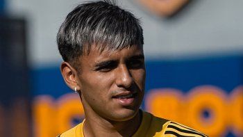 milton delgado atrae las miradas desde el exterior: la postura de boca milton delgado atrae las miradas desde el exterior: la postura de boca