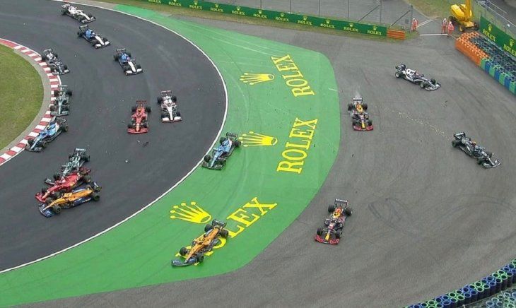 Valtteri Bottas hizo una mala maniobra en la largada y sacó de pista a cinco pilotos