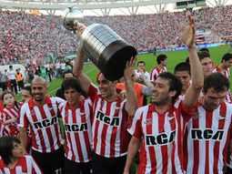 Campeón de la Libertadores con Estudiantes, este exjugador se retiró en Europa y ahora dirige las inferiores del Pincha. 