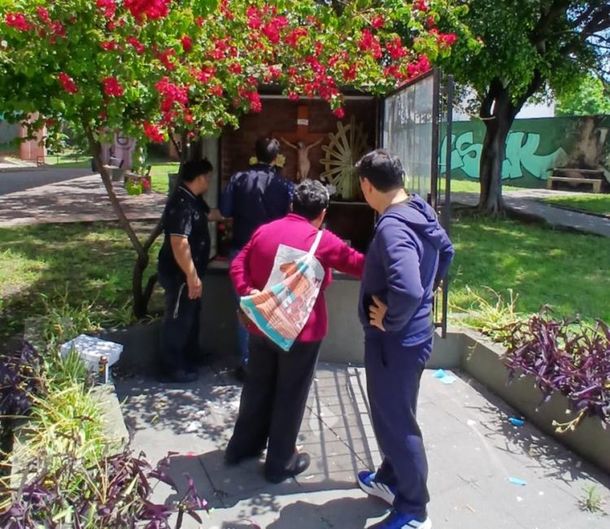 Vandalizaron una imagen de la Virgen de Luján frente a una comisaría de Liniers