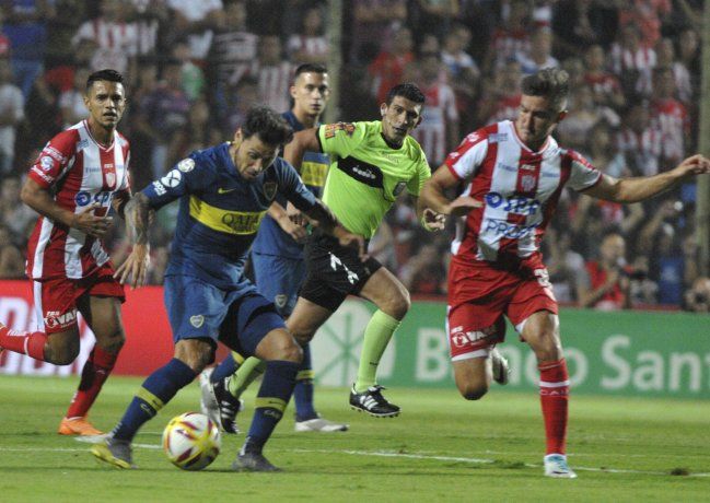 Mauro Zárate domina la pelota