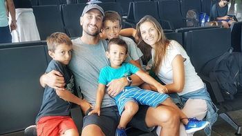 El bahiense junto a su mujer y sus tres hijos El bahiense junto a su mujer y sus tres hijos