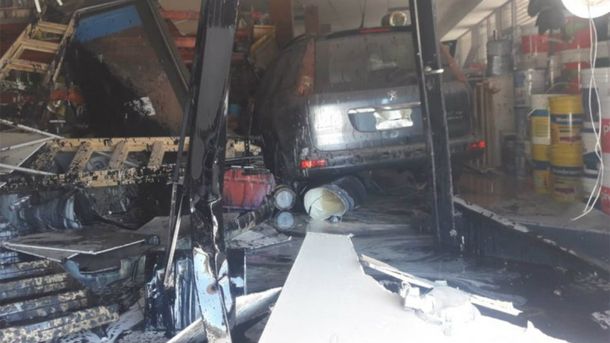 Estaba borracha al volante, chocó contra una pinturería y terminó dentro del local