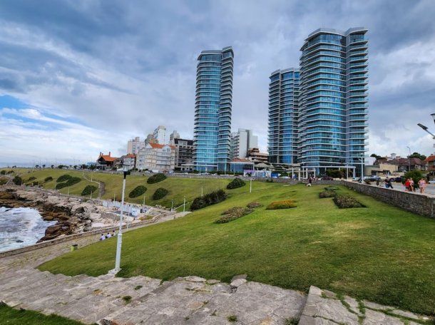 Hallaron un cuerpo entre las rocas de Playa Chica en Mar del Plata