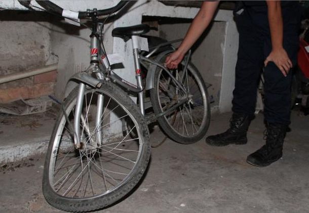 Un conductor atropelló y mató a una nena que iba al colegio en bicicleta