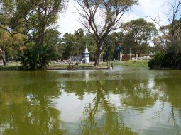La Plata: una camioneta terminó en el lago de la República de los Niños